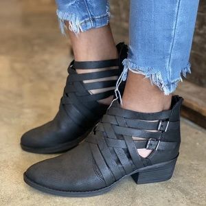 Gael Ultra Black Booties 7.5 Shoes. Boots